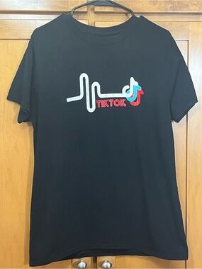 TikTok Tshirt By Gildan, size med
